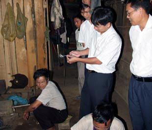 Lãnh đạo Viglacera thăm bà con bản Choply, huyện Điện Biên Đông.