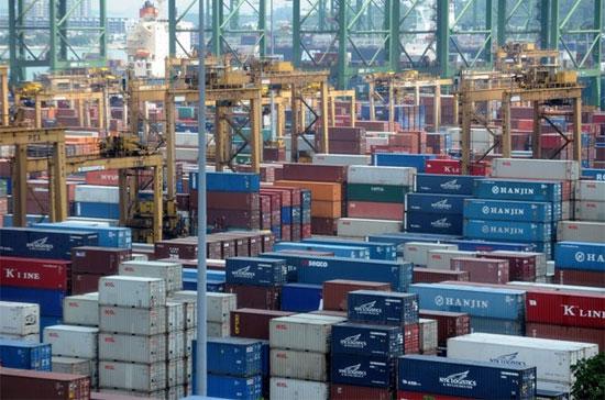Container tại một cảng biển của Singapore. Theo dự báo mới nhất của ngân hàng Goldman Sachs, GDP của Singapore sẽ tăng trưởng 16,5% trong năm nay, từ mức dự báo tăng 12% đưa ra lần trước - Ảnh: Getty.