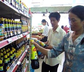 Chọn mua nước tương tại siêu thị Co-op Mart Cống Quỳnh (quận 1, Tp.HCM) - Ảnh: TT.
