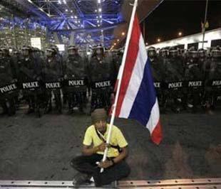 Cảnh sát Thái Lan tại sân bay Suvarnabhumi ở Bangkok khi những người biểu tình chống chính phủ phong tỏa con đường chính dẫn tới sân bay này - Ảnh: Reuters.