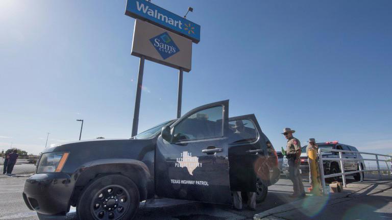 Lực lượng chức năng bang Texas đứng ngoài cửa hàng Walmart sau vụ xả súng làm 20 người chết tại thành phố El Paso, bang Texas - Ảnh: AFP.