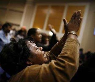Người dân Mỹ cầu nguyện cho số phận “tam đại gia” ôtô - Ảnh: Reuters.
