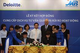 Lễ ký hợp tác giữa MB với Deloitte.