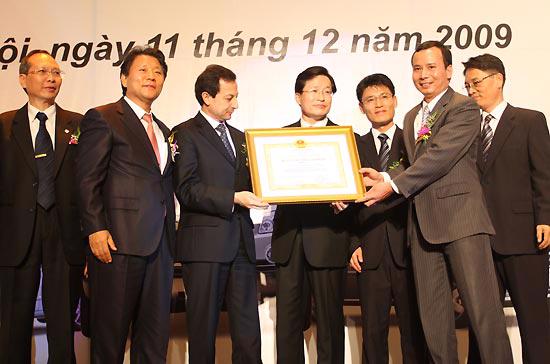 Lãnh đạo GM Daewoo Việt Nam đón nhận Huân chương Lao động hạng ba - Ảnh: Đức Thọ.