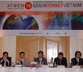 Các nhà cung cấp dịch vụ Internet thông báo sự kiện 10 năm Internet Việt Nam - Ảnh: Bá Hùng.