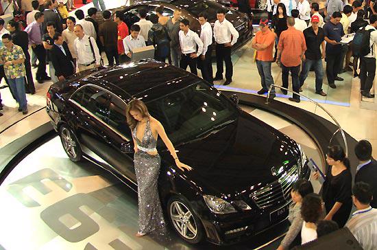 Lượng khách hàng tìm đến các showroom ôtô đang tăng vọt - Ảnh: Đức Thọ.