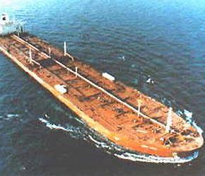 Một con tàu chở dầu đi qua Malacca.