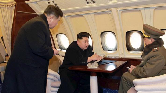 Nhà lãnh đạo Triều Tiên Kim Jong Un (giữa) đi trên một báy bay được cho là chiếc Antonov An-148 - Ảnh: KCNA/Reuters.