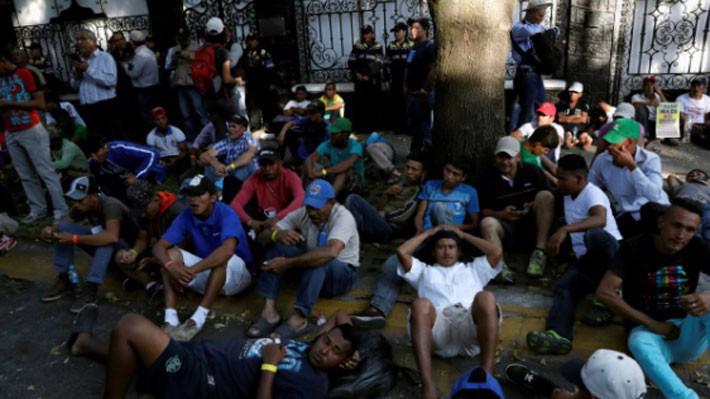 Một nhóm người di cư từ Trung Mỹ tạm nghỉ ở thành phố Mexico City của Mexico ngày 8/11, chuẩn bị tiếp tục lên đường tới Mỹ - Ảnh: Reuters.