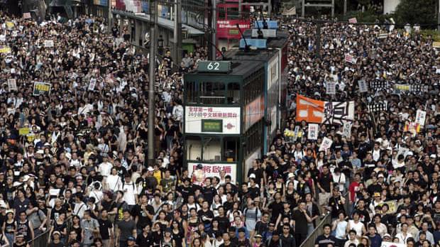 Người biểu tình trên đường phố Hồng Kông sáng 12/6 - Ảnh: AP.