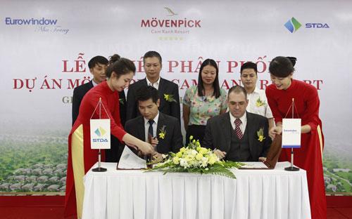 Lễ ký kết giữa chủ đầu tư Eurowindow Nha Trang và STDA trong việc phân phối dự án Movenpick Cam Ranh Resort.<br>