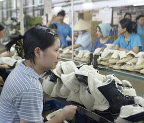 Việt Nam chỉ thu được 2 Euro từ một đôi giày xuất khẩu.