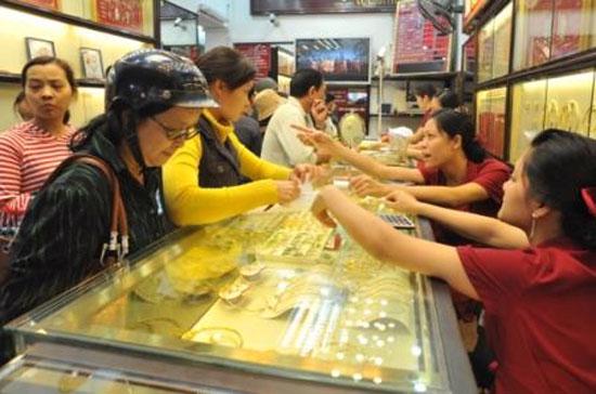 Hôm qua, dù giá vàng tăng vọt lên trên 38 triệu đồng, nhiều người dân vẫn đi mua vàng - Ảnh: VnExpress.