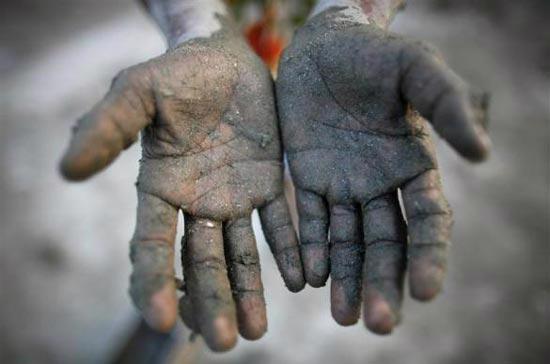 Đôi tay của bé Tota Miya, 10 tuổi, làm việc tại một xưởng đóng gạch ở Dhaka - Ảnh chụp ngày 21/11/2009: Reuters. 