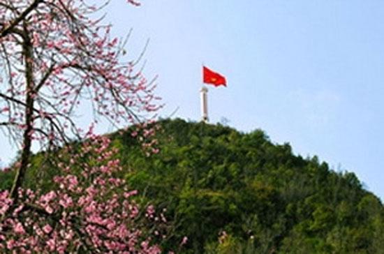Cột cờ Lũng Cú được xây từ năm 2002 ở xã Lũng Cú, huyện Đồng Văn, tỉnh Hà Giang.