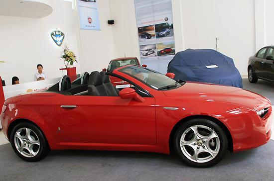 Mẫu coupe 2 cửa mui mềm Alfa Romeo Spider có mặt tại showroom của Mekong Auto - Ảnh: Đức Quang.