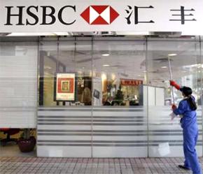 Một người công nhân đang lau chùi cửa kính tòa nhà Ngân hàng HSBC tại tỉnh Quảng Đông (Trung Quốc) - Ảnh: Reuters.