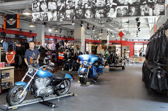 Môtô Harley-Davidson được trưng bầy xen kẽ với khu bán các phụ kiện - Ảnh: Bobi.