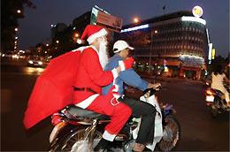 Nhiều người nhận định trong mùa Noel năm nay, hình ảnh những ông già Noel vai vác túi quà đi bộ trên phố hay ngồi trên xe gắn máy đi trao quà sẽ không còn nhộn nhịp như xưa.
