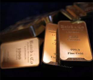 Những lý do chính đẩy giá vàng thế giới giảm mạnh trong tháng 10 bao gồm sự phục hồi mạnh mẽ của đồng USD và việc giới đầu tư quốc tế bán vàng ra để huy động tiền mặt để bù lỗ cho các danh mục đầu tư khác trong bối cảnh thị trường tín dụng quốc tế đóng băng - Ảnh: Bloomberg.
