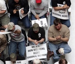 Công nhân biểu tình trong một cuộc tuần hành phản đối cắt giảm trợ cấp thất nghiệp, tại bang Indianapolis (Mỹ), ngày 27/4 - Ảnh: AP.