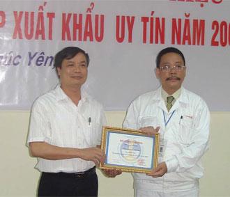 Lãnh đạo Công ty Honda Việt Nam nhận danh hiệu Doanh nghiệp xuất khẩu uy tín 2007.