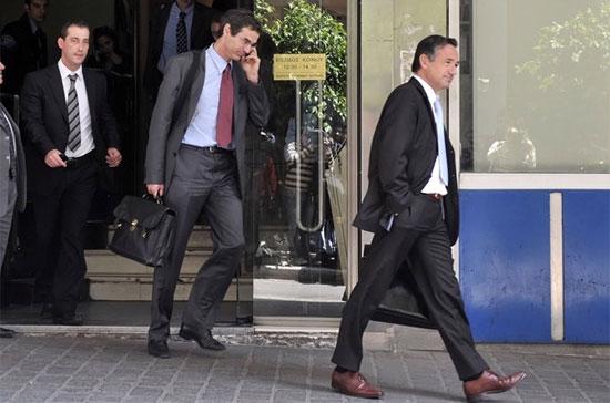 Đại diện Quỹ Tiền tệ Quốc tế (IMF) và EU rời trụ sở Bộ Tài chính Hy Lạp hôm 21/4, sau cuộc họp bàn về biện pháp kìm hãm bước tiến của cuộc khủng hoảng nợ - Ảnh: Getty.