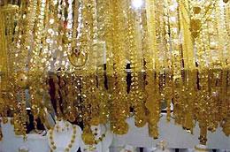 Thời gian qua nhiều ý kiến lo ngại tình trạng các doanh nghiệp ồ ạt xuất khẩu vàng nguyên liệu nhưng “biến tướng” dưới dạng nữ trang thô.