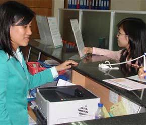 Khách hàng giao dịch tại chi nhánh Ngân hàng An Bình vừa mở tại Đà Nẵng.