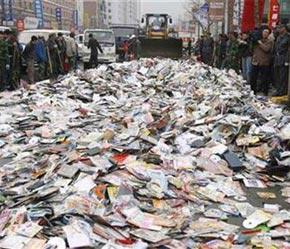 Một cuộc tiêu hủy băng đĩa lậu tại Trung Quốc - Ảnh: Reuters.