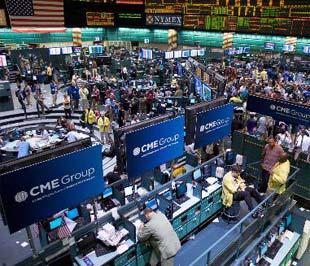 Quang cảnh khu vực giao dịch hàng hóa tại Sở Giao dịch Hàng hóa New York (NYMEX), nơi vàng và dầu thô được giao dịch kỳ hạn - Ảnh: Bloomberg.