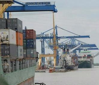Trong ảnh: tàu hàng container vào cảng Cát Lái
