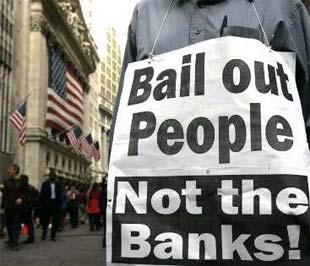 Một người biểu tình bên ngoài Sở Giao dịch Chứng khoán New York hôm 29/9 vừa qua, với tấm biển có nội dung đại ý "Hãy giúp đỡ người dân, thay vì các ngân hàng" - Ảnh: Reuters.