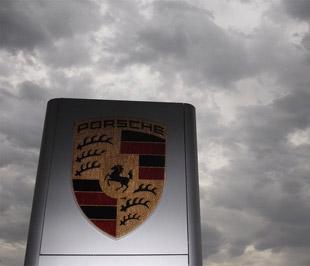 Biểu tượng của Porsche trước Trung tâm phát triển Porsche tại Weissach (Đức) - Ảnh: Reuters.