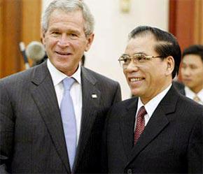 Tổng thống Mỹ G. Bush và Tổng bí thư Nông Đức Mạnh trong cuộc gặp tại Hà Nội, tháng 11/2006.