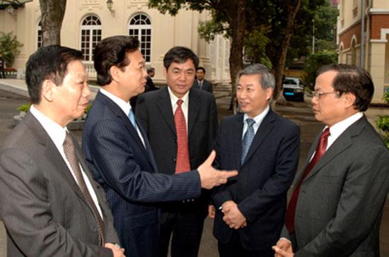 Thủ tướng Nguyễn Tấn Dũng trao đổi với các lãnh đạo chủ chốt của Hà Nội - Ảnh: Chinhphu.vn.
