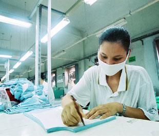 Việt Nam, đặc biệt là ngành dệt may sẽ không thoát khỏi ảnh hưởng từ sự suy thoái của nền kinh tế Mỹ.