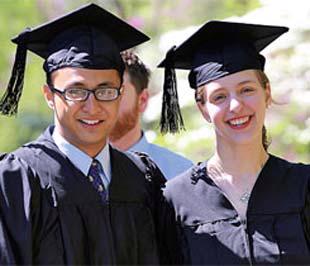 Sinh viên nước ngoài trong ngày tốt nghiệp ở một trường cao đẳng tại Mỹ. 70% sinh viên Việt Nam sang Mỹ chọn học tại một trường cao đẳng cộng đổng.