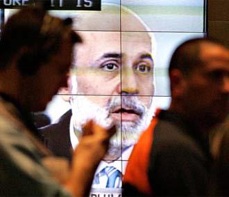 Khuôn mặt đăm chiêu của Chủ tịch Cục Dự trữ Liên bang Mỹ Ben S. Bernanke trên màn hình tại một sàn giao dịch ở Chicago (Mỹ) - Ảnh: Bloomberg.