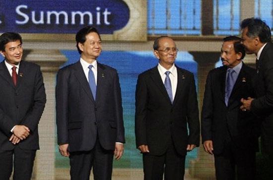 Thủ tướng Nguyễn Tấn Dũng và Thủ tướng Liên bang Myanmar Thein Sein (thứ 3 từ phải sang), tại hội nghị thượng đỉnh ASEAN - Ấn Độ, diễn ra tại Thái Lan tháng 10/2009 - Ảnh: Reuters.