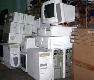 Giới thiệu máy vi tính cũ cho khách - Ảnh: Xuân Huy.