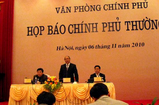 Bộ trưởng Nguyễn Xuân Phúc chủ trì buổi họp báo chiều 6/11.