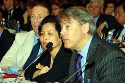 Ông Fred Burke (ngoài cùng bên phải) tại một hội thảo về cải cách thủ tục hành chính.