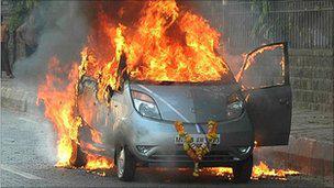Một vụ tự bốc cháy của xe Tata Nano - Ảnh: BBC.
