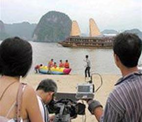 Đoàn làm phim quảng cáo du lịch Việt Nam cho CNN tác nghiệp tại bãi tắm đảo Titov, vịnh Hạ Long - Ảnh: SGGP.