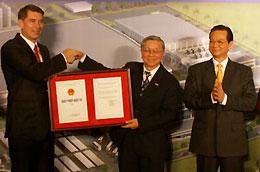 Ngày 10/11/2006, lãnh đạo UBND Tp.HCM trao giấy phép điều chỉnh dự án nhà máy sản xuất chip (mở rộng diện tích và nâng vốn đầu tư lên 1 tỷ USD) cho đại diện Tập đoàn Intel.
