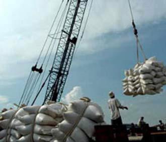 Bộ Công Thương cho biết, từ đầu năm đến nay, nước ta đã xuất khẩu được hơn 2,2 triệu tấn gạo, tăng 19% về số lượng và gấp hai lần về giá trị so với cùng kỳ năm 2007.