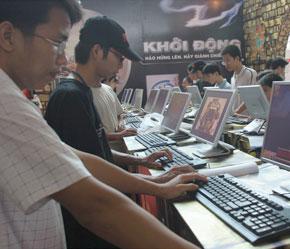 Game online không chỉ hấp dẫn với giới trẻ mà có cả những doanh nhân cũng "nghiện" - Ảnh: Việt Tuấn.