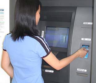Đến đầu năm 2008, VNBC đã triển khai lắp đặt được khoảng 300 máy ATM có khả năng nhận tiền mặt bằng phong bì - Ảnh: VNN.
