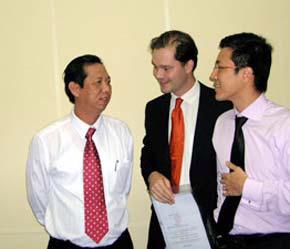 Ông Trần Lệ Nguyên (trái), trò chuyện với các nhà đầu tư nước ngoài trong một phiên đấu giá cổ phiếu Kinh Đô - Ảnh: VNN.
